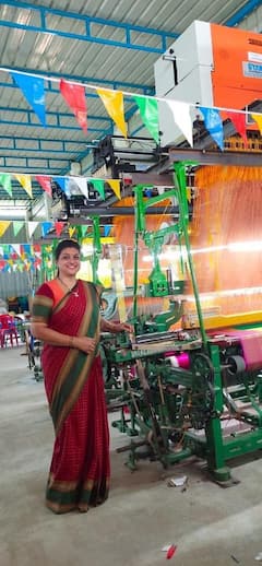 Roja: ఎమ్మెల్యే రోజా సరికొత్త అవతారం.. చేనేత కార్మికురాలిగా చీర నేస్తూ సందడి