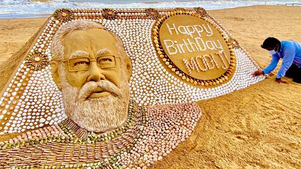 Sudarsan Pattnaik creates PM Modi’s sand sculpture with 2035 seashells on his 71st birthday PM Modi Birthday: సముద్రపు గవ్వలతో ప్రధాని మోదీ సైకత శిల్పం... పూరీ బీచ్ తీరాన రూపొందించిన సుదర్శన్ పట్నాయక్