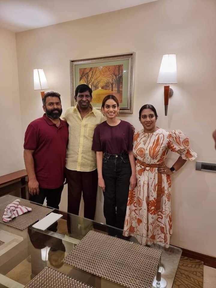 சந்தோஷ் நாராயணன் குடும்பத்தாருடன் வடிவேலு
