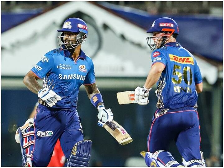 Mumbai Indians: पांच बार की चैंपियन मुंबई इंडियंस प्वाइंट टेबल में चौथे नंबर पर है. मुंबई ने अब तक सात में से चार मुकाबले जीते हैं. पले ऑफ में पहुंचने के लिए मुंबई को अब दूसरे हाफ में कम से कम चार मुकाबले जीतने होंगे.(फोटो आईपीएल ट्विटर)