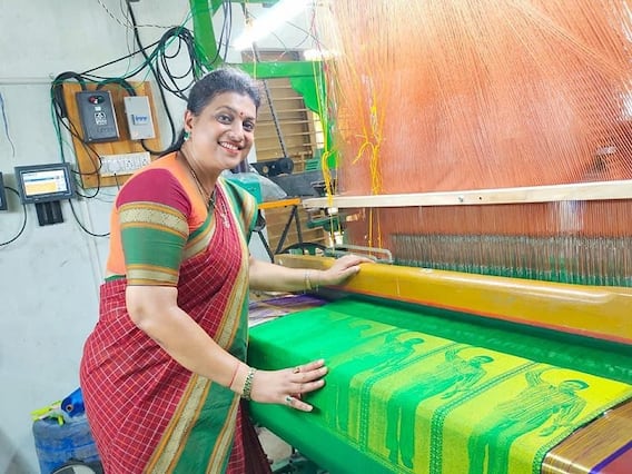 Watch: చేనేత కార్మికురాలిగా ఎమ్మెల్యే రోజా.. జగన్, రోజా బొమ్మలతో చీరలు