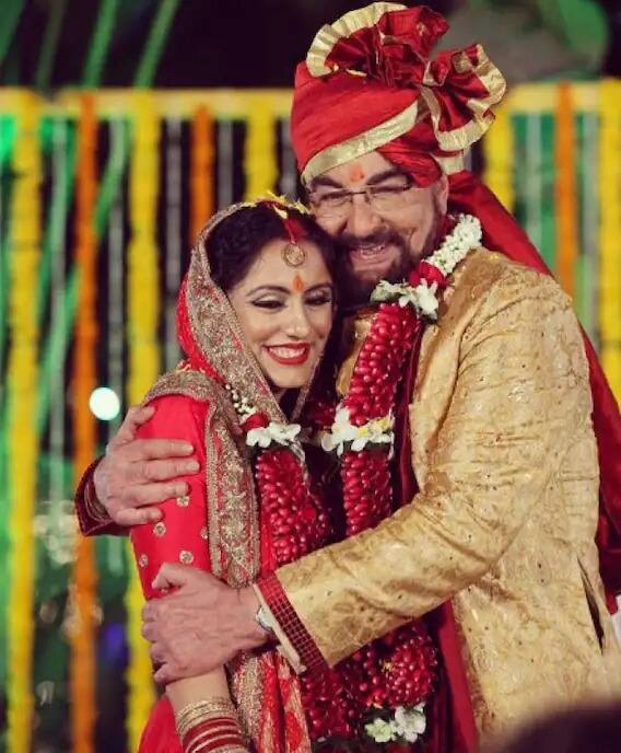 Kabir Bedi: कबीर बेदीने 70 व्या वर्षी परवीन दुसांजशी विवाह केली. परवीन त्यांच्या वयापेक्षा निम्म्या वयाची आहे.