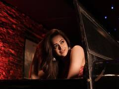 Actress Bhavana pics: பழைய காரில் பாவனா கொடுத்த க்யூட் ஃபோஸஸ்