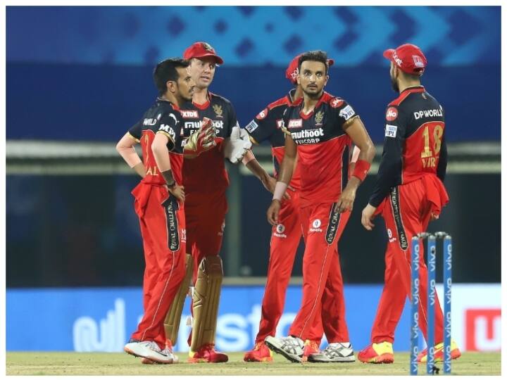 RCB: विराट कोहली की रॉयल चैलेंजर्स बैंगलोर 10 अंको के साथ तीसरे स्थान पर मौजूद है. नेट रन रेट के आधार पर कोहली की टीम धोनी की टीम से पीछे है. आरसीबी ने भी सात में से पांच मैचों में जीत दर्ज की है. (फोटो आईपीएल ट्विटर)