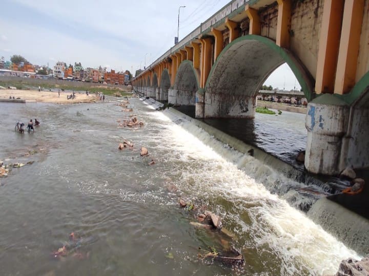 Madurai Vaigai River floods due to release of water from Vaigai Dam for irrigation TNN வைகை அணையில் இருந்து பாசனத்திற்கு தண்ணீர் திறப்பு; ஆற்றில் வெள்ளப்பெருக்கு