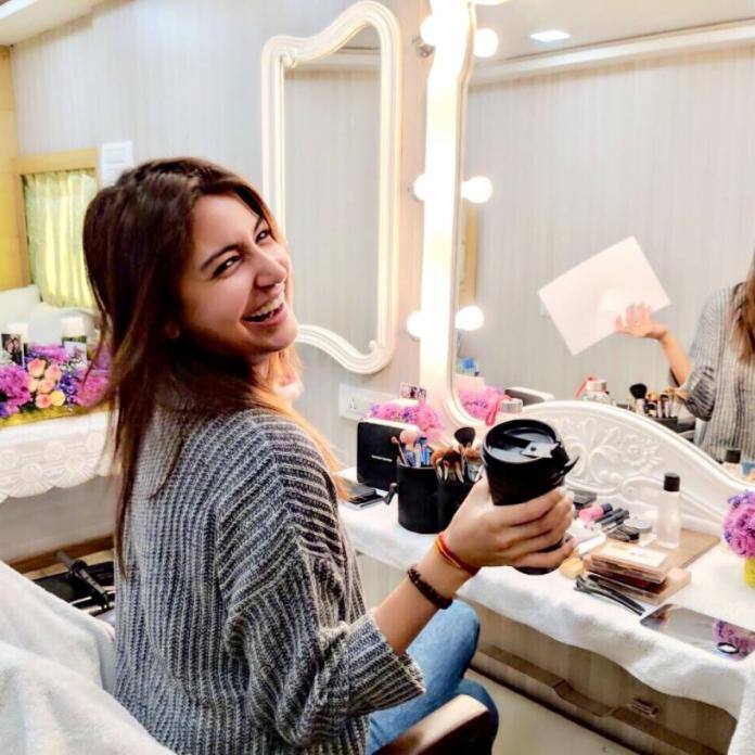 Anushka Sharma:  अनुष्का शर्मा का नाम भी लिस्ट में शामिल है. उनकी वैनिटी भी अनुष्का की तरह ही क्लासी तरीके से डिज़ाइन की गई है जो उनकी पर्सनैलिटी से पूरी तरह मैच करती है.