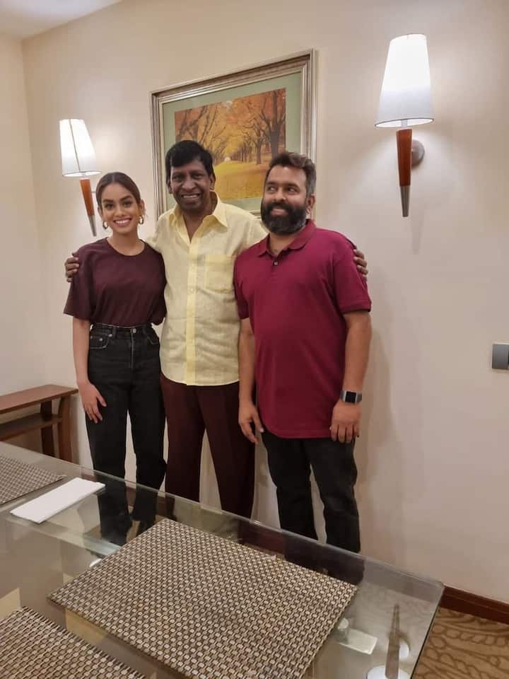 வடிவேலுவை சைடு கேப்பில் நோக்கும் சனா