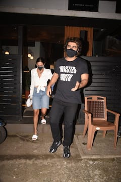 PICS: Arjun Kapoor, Malaika Arora Walk Hand-In-Hand As They Step Out Of Restaurant Post Their Dinner Date
