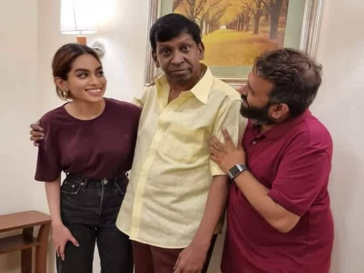 Composer Santosh Narayanan and singer Thi met actor Vadivelu ‛என்ஜாயி... என்ஜாமி...’ பாணியில் வடிவேலுக்கு ஒரு பாடல்... வேறு லெவலில் தயாராகும் வைகைப்புயல் படம்!