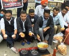 ਚੰਡੀਗੜ 'ਚ ਯੂਥ ਕਾਂਗਰਸ ਨੇ ਪਕੌੜੇ ਕੱਢ ਕੇ ਮਨਾਇਆ ਪੀ ਐਮ ਮੋਦੀ ਦਾ ਜਨਮਦਿਨ