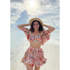 Ananya Panday ने Messy Look में शेयर की Bikini फोटो, देखें ग्लैमरस तस्वीरें