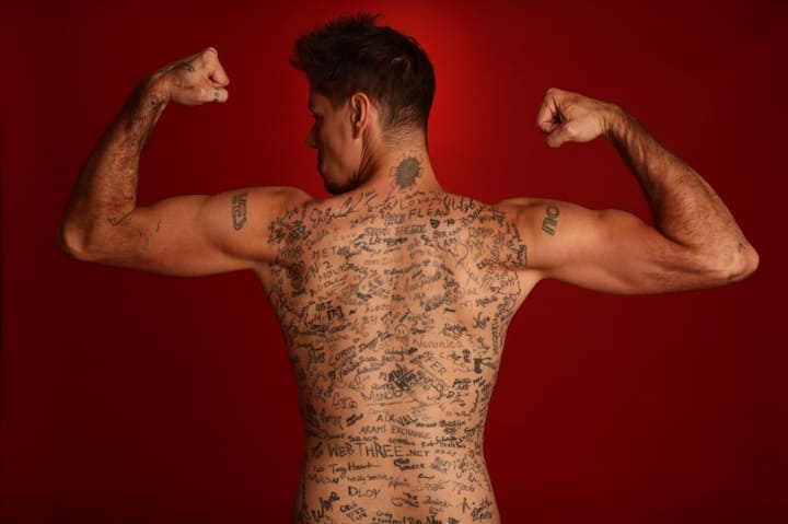 Man Holds the World Record for Most Signatures Tattooed on His Back, World Record: ఆ పిలగాడి వీపుపై సంతకాల మేళా... అదో ప్రపంచ రికార్డు