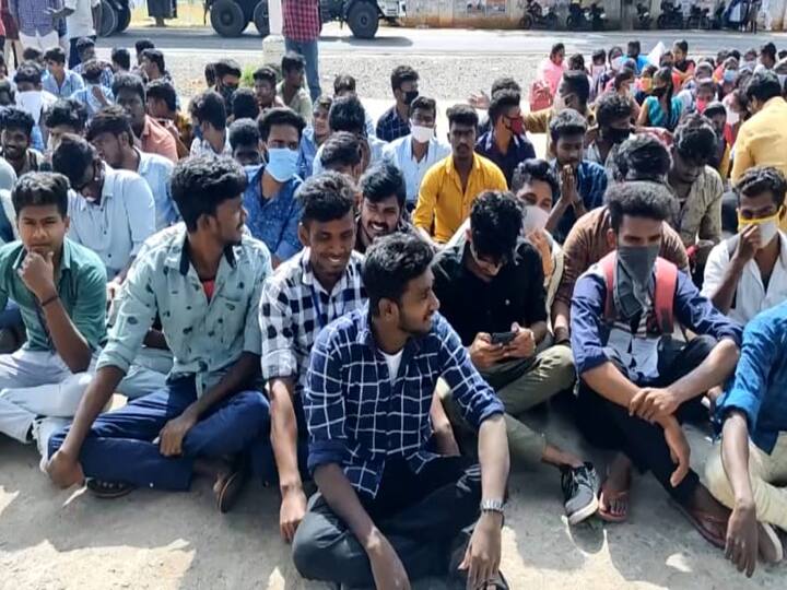 Students protest by boycotting classrooms in Dindigul - Complaint of being forced to ask for tuition fees ’வகுப்பை புறக்கணித்து கல்லூரி மாணவர்கள் போராட்டம்’- கல்விக்கட்டணம் கேட்டு நிர்பந்திப்பதாக புகார்
