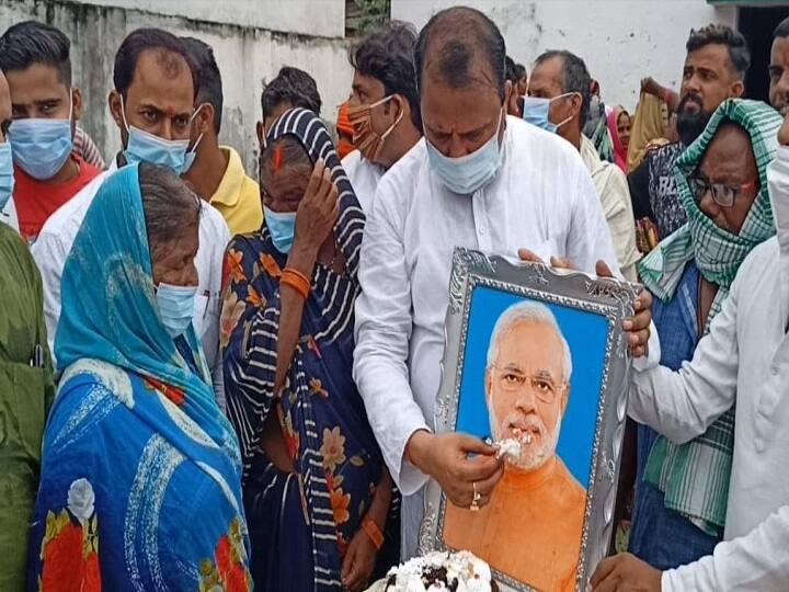 PM Modi Birthday Dalit woman celebrates PM Modis birthday by cutting cake in Chandauli a program led by BJP leader ann PM Modi Birthday: चंदौली में दलित महिला ने केक काटकर मनाया पीएम मोदी का जन्मदिन, बीजेपी नेता की अगुवाई में हुआ कार्यक्रम