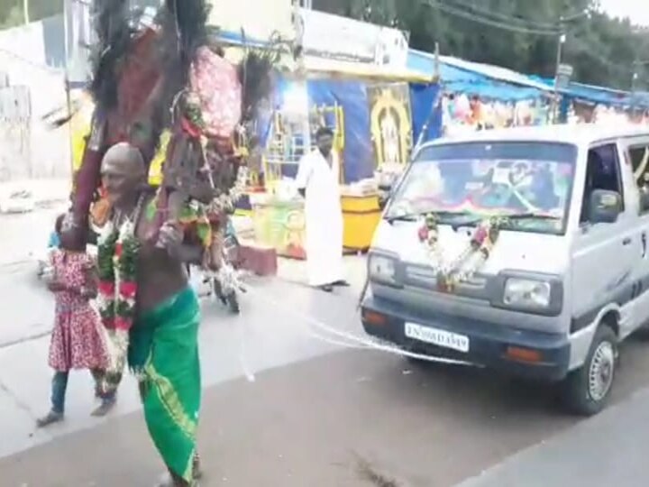 முதுகில் அலகு குத்தி, கயிற்றைக் கட்டி ஆம்னி வேனை இழுத்தபடியே  நேர்த்திக்கடன்.. பழனி முருகன் கோவிலில் விநோதம்..