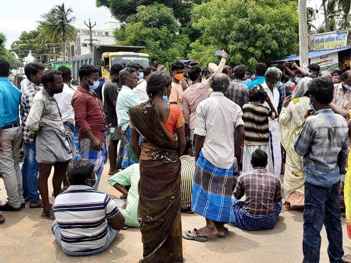 Thanjavur: People block Adithra road demanding drinking water and road facilities in Peravurani தஞ்சாவூர்: பேராவூரணியில் குடிநீர், சாலை வசதி கேட்டு ஆதிதிராவிட மக்கள் சாலை மறியல்