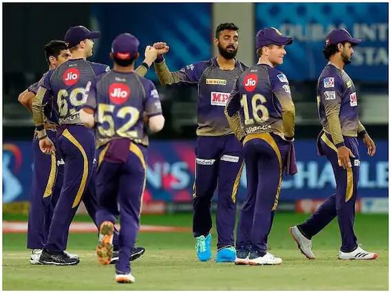 KKR: कोलकाताचा संघ आयपीएल 2021 चांगली राहिलेली नाही. कोलकाता टीम प्वाईंट टेबलमध्ये सातव्या नंबर वर आहे. केकेआरनं पहिल्या टप्प्यातील सात सामन्यांपैकी केवळ दोन सामने जिंकले आहेत. (फोटो आयपीएल ट्विटर)