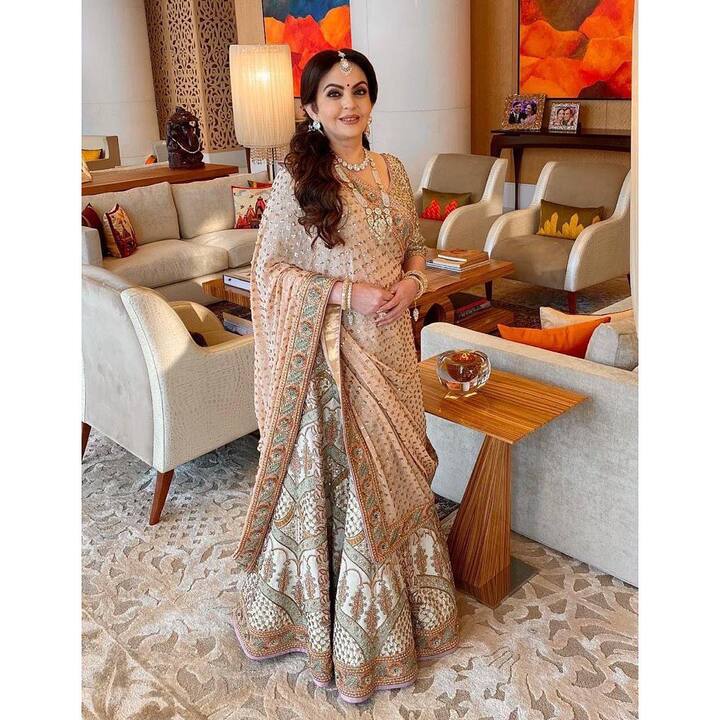 नीता अंबानी ने यहां Ivory कलर का लंहगा पहना है. इस लहंगे को मशहूर फैशन डिजायनर तरुण तहलियानी ने तैयार किया है. इस लहंगे में हाथ से जरदोजी और क्रिस्टिल के साथ सिल्क के धागों से कढ़ाई की गई है. लंहंगे के साथ जो दुपट्टा दिया गया है उस पर क्रिस्टल का काम साफ देखा जा सकता है.