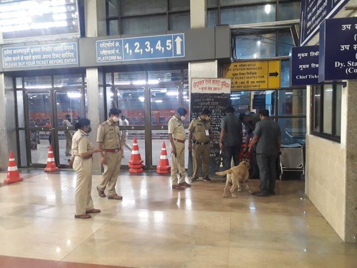 महत्वाच्या स्थानकांवर येणाऱ्या प्रवाशांची आणि त्यांच्याकडील वस्तूंची तपासणी करण्यात येत आहे.
