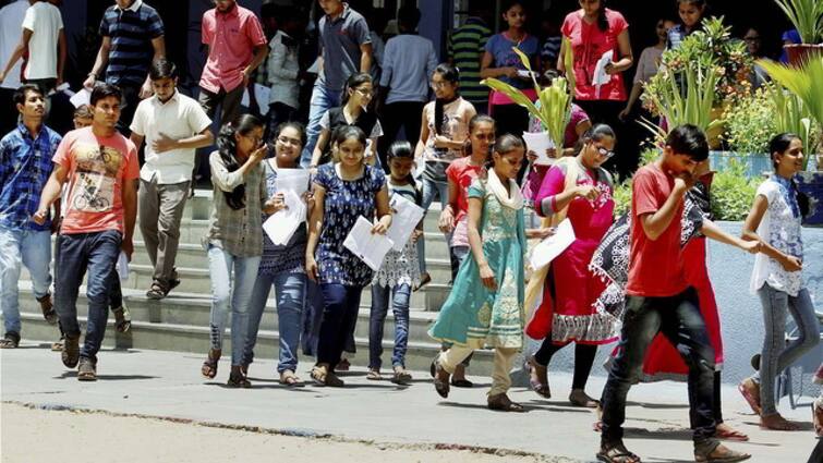 FYJC Admission Thousands of students are still waiting to get college after three rounds of 11th admission in Mumbai FYJC Admission : मुंबईत अकरावी प्रवेशाच्या तीन फेऱ्यांनंतरही हजारो विद्यार्थी कॉलेज मिळण्याच्या प्रतीक्षेत!