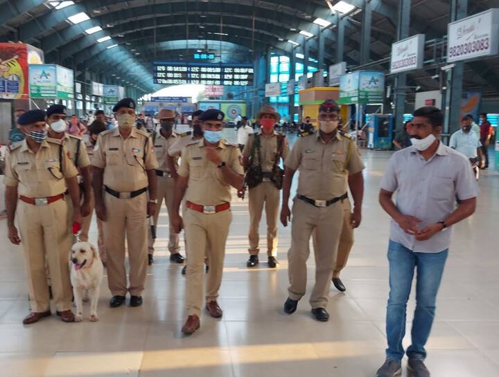 काही महत्वाच्या रेल्वे स्थानकावरील एन्ट्री आणि एक्झिटच्या मुख्य मार्गाव्यतिरिक्त इतर सर्व रस्ते बंद केले आहेत.