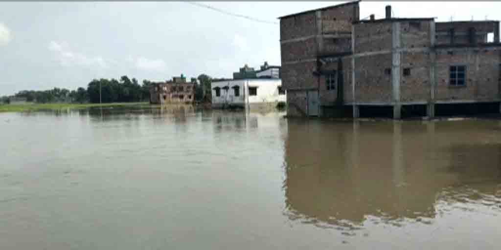 Hooghly Flood Three or four villages of Khanakul flooded by Rupnarayan water again, residents in panic Hooghly Flood: ফের রূপনারায়ণের জল ঢুকে প্লাবিত খানাকুলের তিন-চারটি গ্রাম, আতঙ্কে বাসিন্দারা