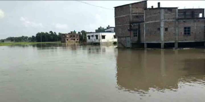 Hooghly Flood Three or four villages of Khanakul flooded by Rupnarayan water again, residents in panic Hooghly Flood:  ফের রূপনারায়ণের  জল ঢুকে প্লাবিত খানাকুলের তিন-চারটি গ্রাম, আতঙ্কে বাসিন্দারা