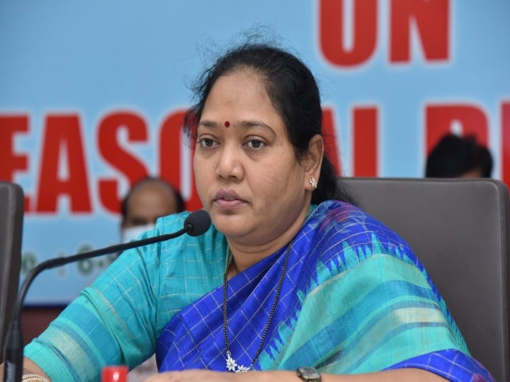 Home Minister Sucharita not present In CM Jagan function Home Minister Sucharita : సీఎం జగన్ కార్యక్రమానికి హోంమంత్రి సుచరిత డుమ్మా - తీవ్ర అసంతృప్తే కారణం ..