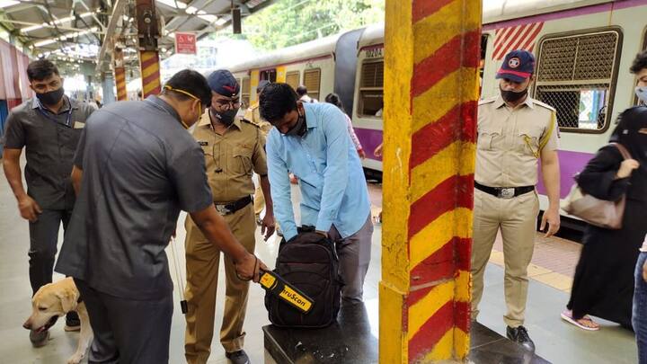 गुप्तचर यंत्रणेच्या इशाऱ्यानंतर रेल्वे पोलिसांनी स्थानकावरील सुरक्षा व्यवस्था अधिक कडक केली असून प्रत्येक गोष्टीची तपासणी केली जात आहे.