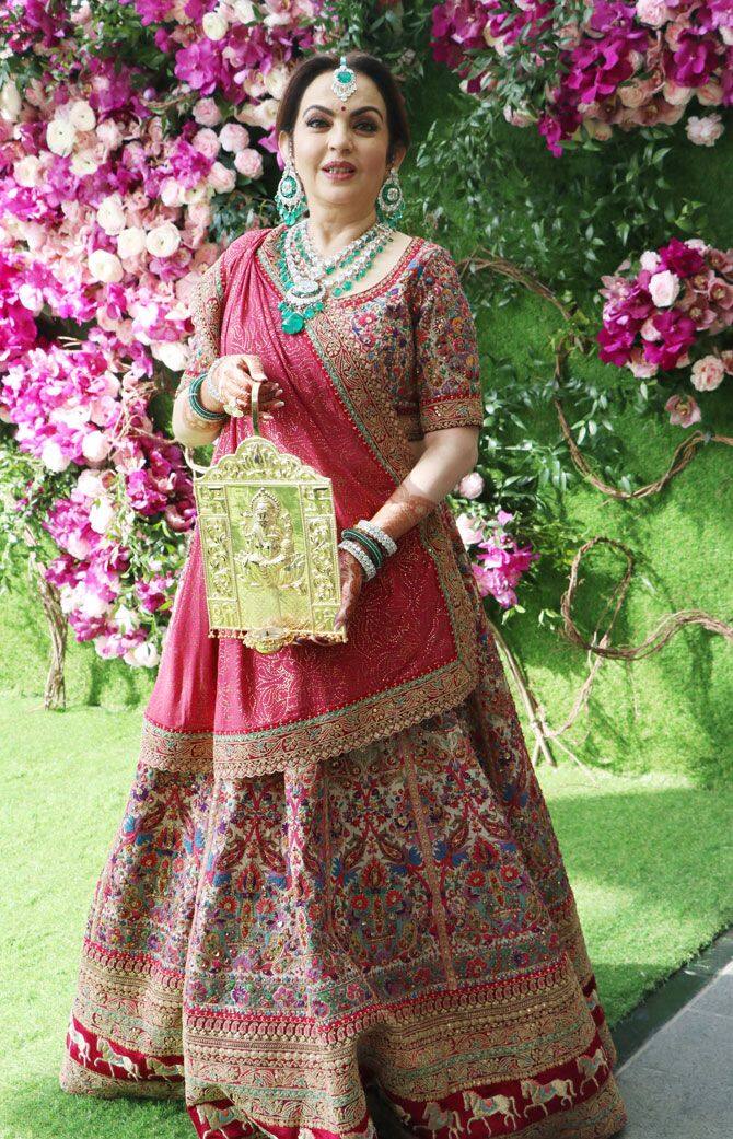 हेवी एम्ब्रोयडरी के साथा पिंक कलर के इस लहंगे को नीता अंबानी ने अपने बेटे आकाश की बारात में पहना था. जिसमें उन्हें हर कोई देखता रह गया.
