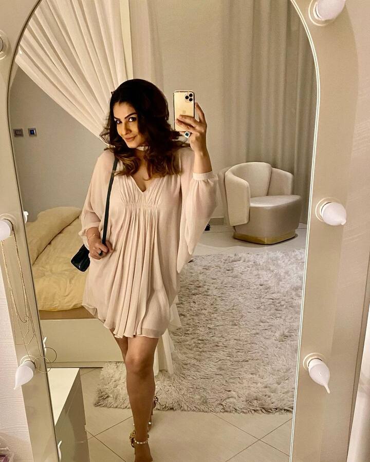 इन तस्वीरों में रवीना टंडन मिरर सेल्फी लेते हुए नजर आ रही हैं.