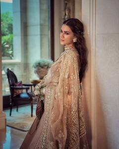 Kriti Sanon Photos: యువరాణి గెటప్ లో ప్రభాస్ హీరోయిన్.. మనసులను దోచేస్తోంది.. 