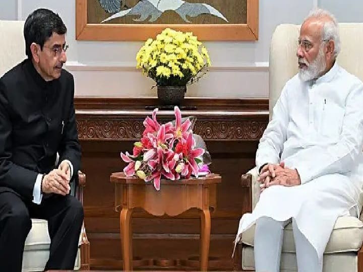 கண்காணிப்பு பணி பிடித்துப் போக, உளவுத்துறையில் சேர்ந்தார் ரவி.