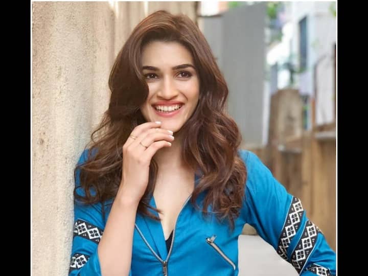Kriti Sanon (5 feet 9 inches): 'हाउसफुल 4' एक्ट्रेस कृति सेनन की लंबाई 5 फीट 9 इंच है. उन्होंने टाइगर श्रॉफ के साथ फिल्म 'हीरोपंती' से अपनी बॉलीवुड पारी की शुरुआत की थी.