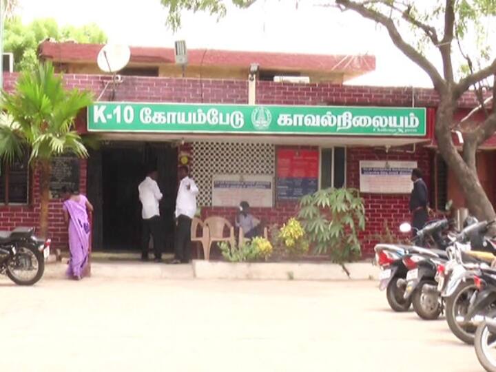 Sewage robbery to the old man who was standing at the Coimbate bus stand டேய்... என்னடா... அரிசியெல்லாம் வழிப்பறி பண்ண ஆரம்பிச்சுட்டீங்க... அதுவும் போலீஸ் ‛கெட்டப்’ல!