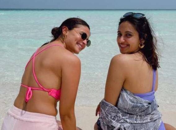 पिंक बिकिनी में समंदर किनारे बेस्ट फ्रेंड Akansha Ranjan Kapoor के साथ चिल करती दिखाई दीं Alia Bhatt, देखें थ्रोबैक तस्वीर पिंक बिकिनी में समंदर किनारे बेस्ट फ्रेंड Akansha Ranjan Kapoor के साथ चिल करती दिखाई दीं Alia Bhatt, देखें थ्रोबैक तस्वीर