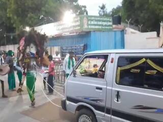 முதுகில் அலகு குத்தி, கயிற்றைக் கட்டி ஆம்னி வேனை இழுத்தபடியே  நேர்த்திக்கடன்.. பழனி முருகன் கோவிலில் விநோதம்..