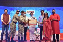 PHOTO : महापुरात लोकांसाठी ते 'विघ्नहर्ता' ठरले... एबीपी माझानं केला सन्मान