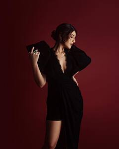 Rashi Khanna Photos: బ్లాక్ డ్రెస్సు, క్యూట్ లుక్స్..మెస్మరైజ్ చేస్తున్న అందాల రాశి