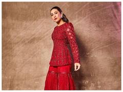 47 साल की उम्र में भी Karisma Kapoor की खूबसूरती नहीं है किसी से कम, इन तस्वीरों में देखें एक्ट्रेस का बेहतरीन Style