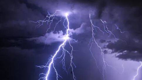 lightning strike in Upera village of Unjha 2 died ઊંઝાના ઉપેરા ગામમાં માતાજીની ઉજવણીમાં ગ્રામજનો એકઠા થયા ત્યાં વીજળી પડી, 2 લોકોના મોત