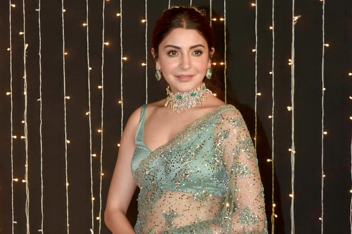 Anushka Sharma (5 feet 9 inches): भारतीय कप्तान विराट कोहली की पत्नी और एक मशहूर एक्ट्रेस अनुष्का शर्मा की लंबाई 5 फीट 9 इंच है. उन्होंने 'रब ने बना दी जोड़ी' में शाहरुख खान के साथ बॉलीवुड में कदम रखा था.