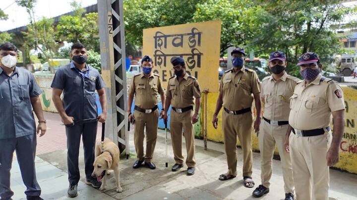 अशातच दहशतवाद्यांनी मुंबई लोकलमध्ये विषारी गॅसच्या सहाय्याने हल्ला करण्याची योजना आखल्याचा इशारा गुप्तचर विभागाने दिला आहे. त्यामुळे मुंबई लोकल स्थानकांवरच्या सुरक्षेत वाढ करण्यात आली आहे.