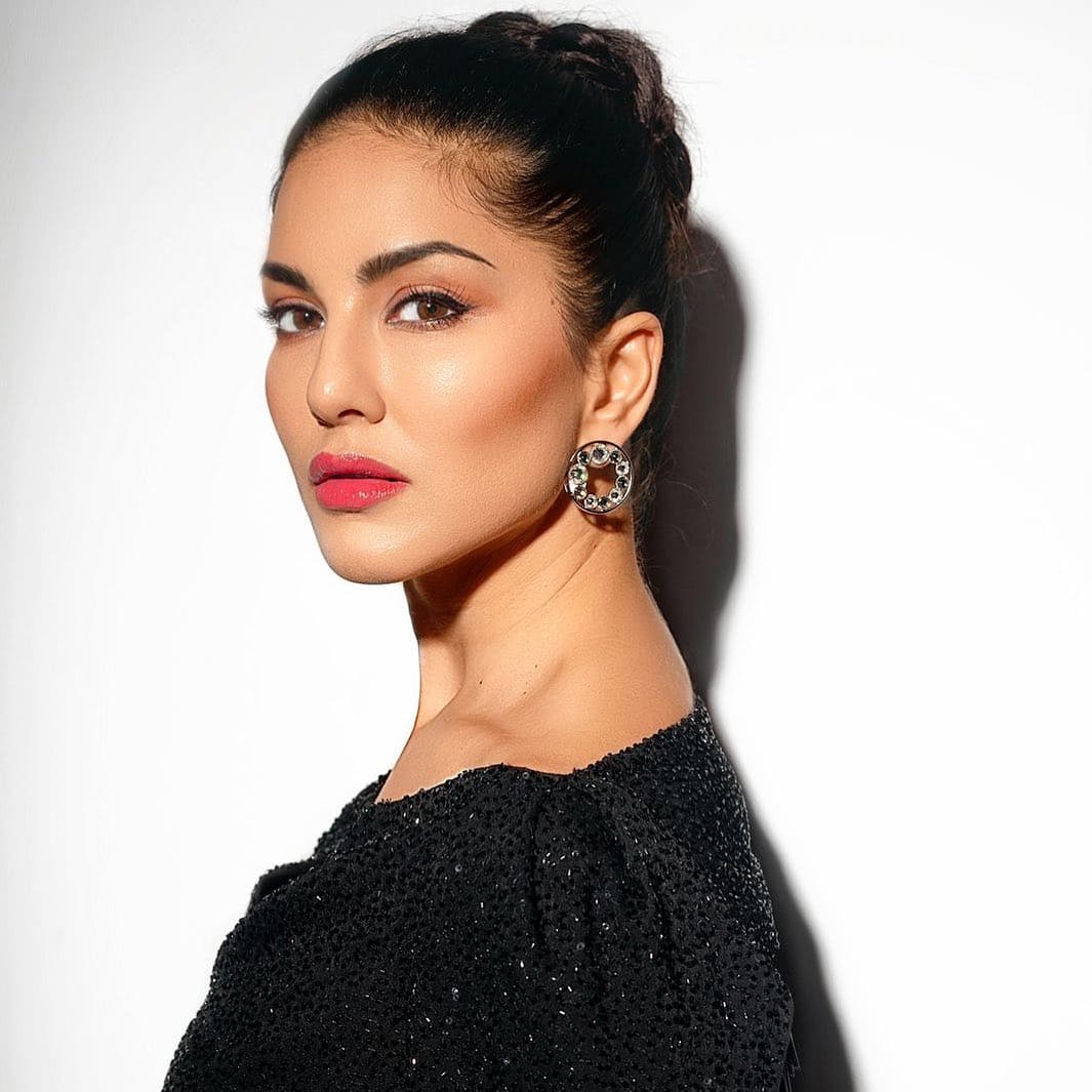 Sunny leone latest video looking very stylish video viral Sunny Leone ने समुद्र के बीचों बीच दिखाया अपना ग्लैमरस अवतार, देखें वीडियो