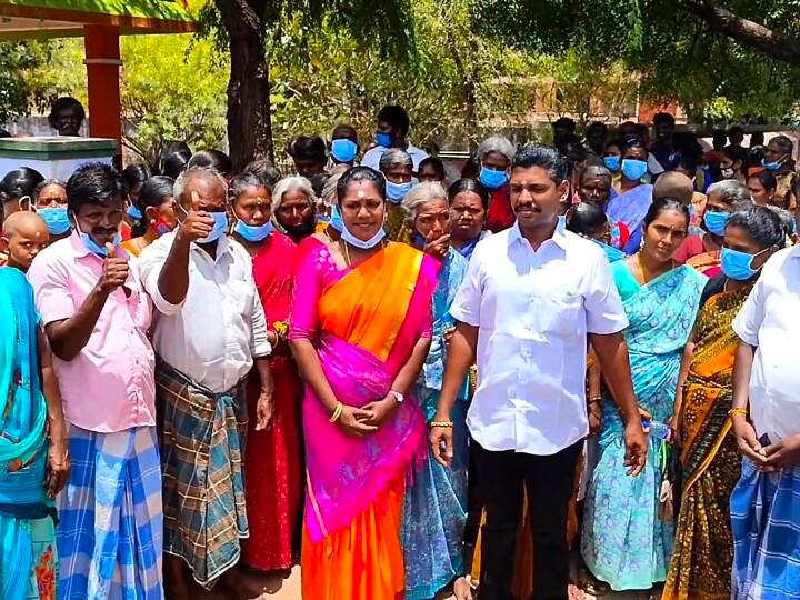 A woman independent candidate who came to Tenkasi with a thousand people and filed her candidature தென்காசியில் ஆயிரம் பேருடன் வந்து வேட்புமனுத்தாக்கல் செய்த பெண் சுயேச்சை வேட்பாளர்