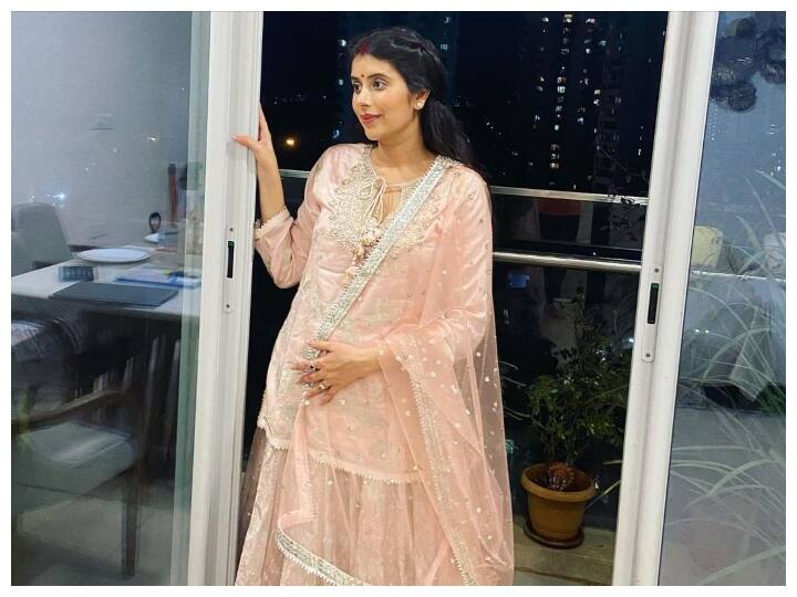 Charu Asopa Looks Like A Mermaid In A Lilac Gown Flaunts 7 Months Baby Bump In Her Maternity Shoot Sushmita Sen की भाभी Charu Asopa ने खूबसूरत गाउन पहनकर करवाया Maternity Shoot, फ्लॉन्ट करती दिखीं Baby Bump