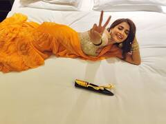 சிறந்த நடிகை விருதை பக்கத்தில் வைத்து தூங்கும் விஜய் பட நடிகை...!