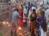 புரட்டாசி சனிக்கிழமை: கோயில்கள் மூடப்பட்டதால் வெளியிலேயே மொட்டை போட்ட பக்தர்கள்