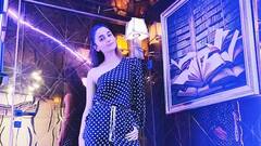 In Pics :  अनुष्का शर्मापासून ते आलिया भट्टपर्यंत, 'या' सहा बॉलीवूड कलाकारांकडे आहे शानदार व्हॅनिटी वॅन