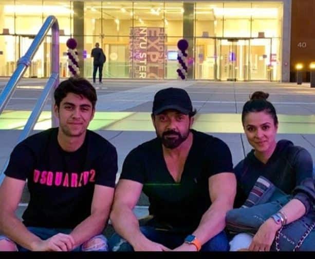 बॉलीवुड एक्टर बॉबी देओल (Bobby Deol) ने बेटे आर्यमान (Aryaman) के साथ एक तस्वीर शेयर की है. बॉबी ने इस फोटो को शेयर करते हुए लिखा है कि वो आर्यमान को मिस कर रहे हैं. उन्होंने लिखा, 'बैक टू यूनिवर्सिटी, मिस यू आलरेडी, लव यू आर्यमान.'